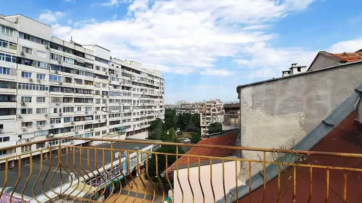 Spacious Penthouse Near University with Stunning Terraces - Image 1