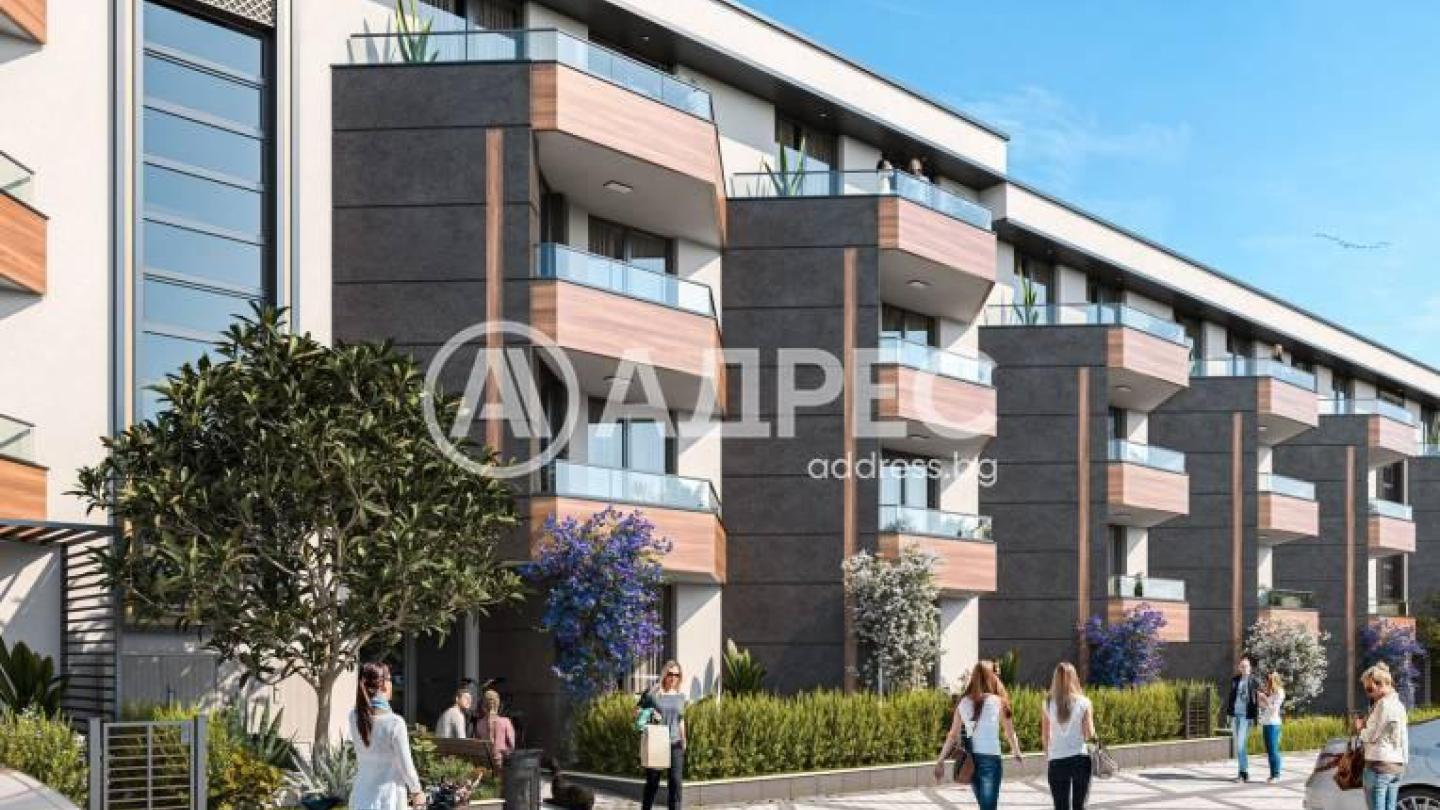 Spacious 3-Bedroom Apartment in Burgas's Saravo with Large Garden - Image 1