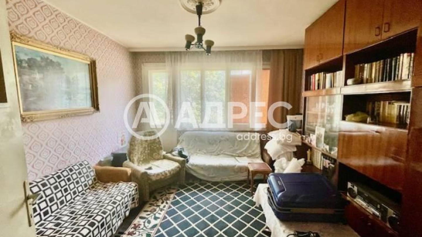 Spacious Four-Bedroom Apartment with Terraces in Stara Zagora - Image 1