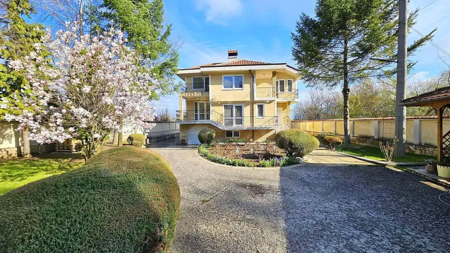 Spacious Kyustendil Home: Garden, Views &amp; Family Space - Image 1
