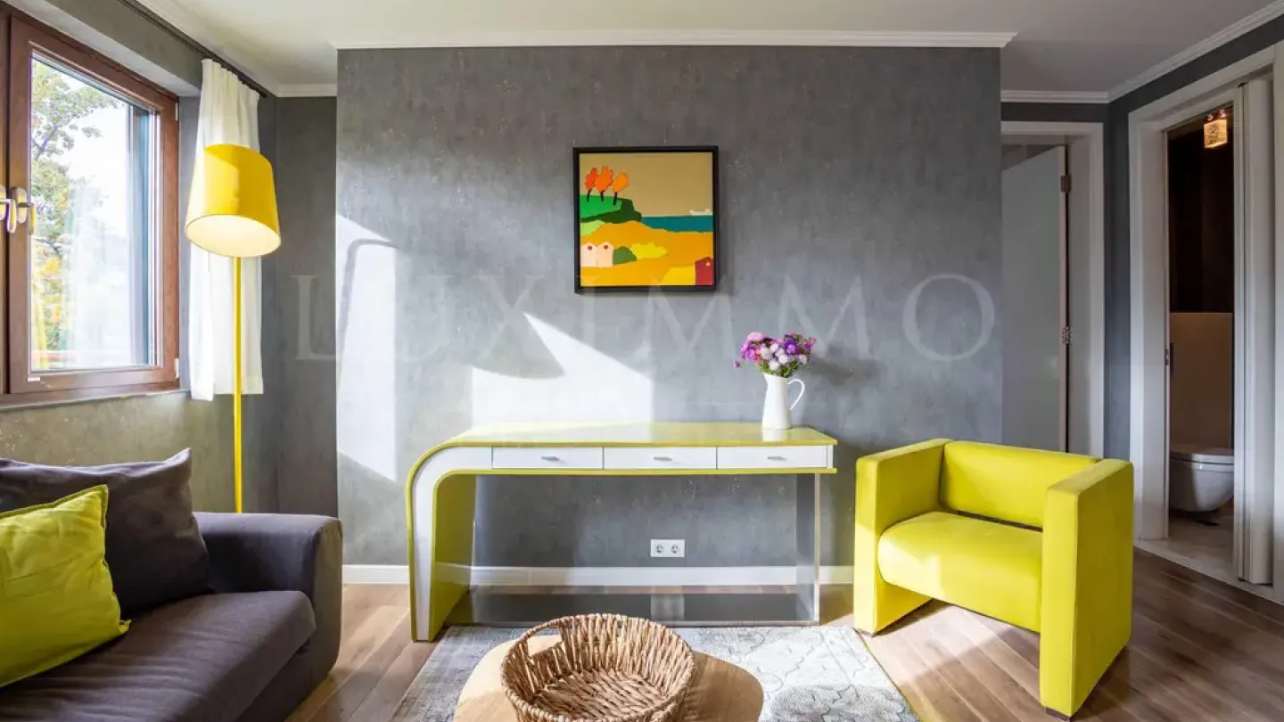 Spacious Four-Room Apartment with Unique Interior - Image 1