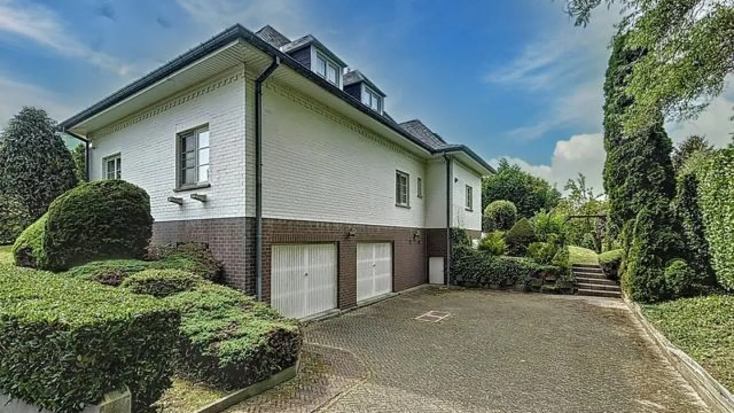 Elegant Villa in Laeken: 5 Bedrooms, 225m², Exceptional Opportunity - Image 1
