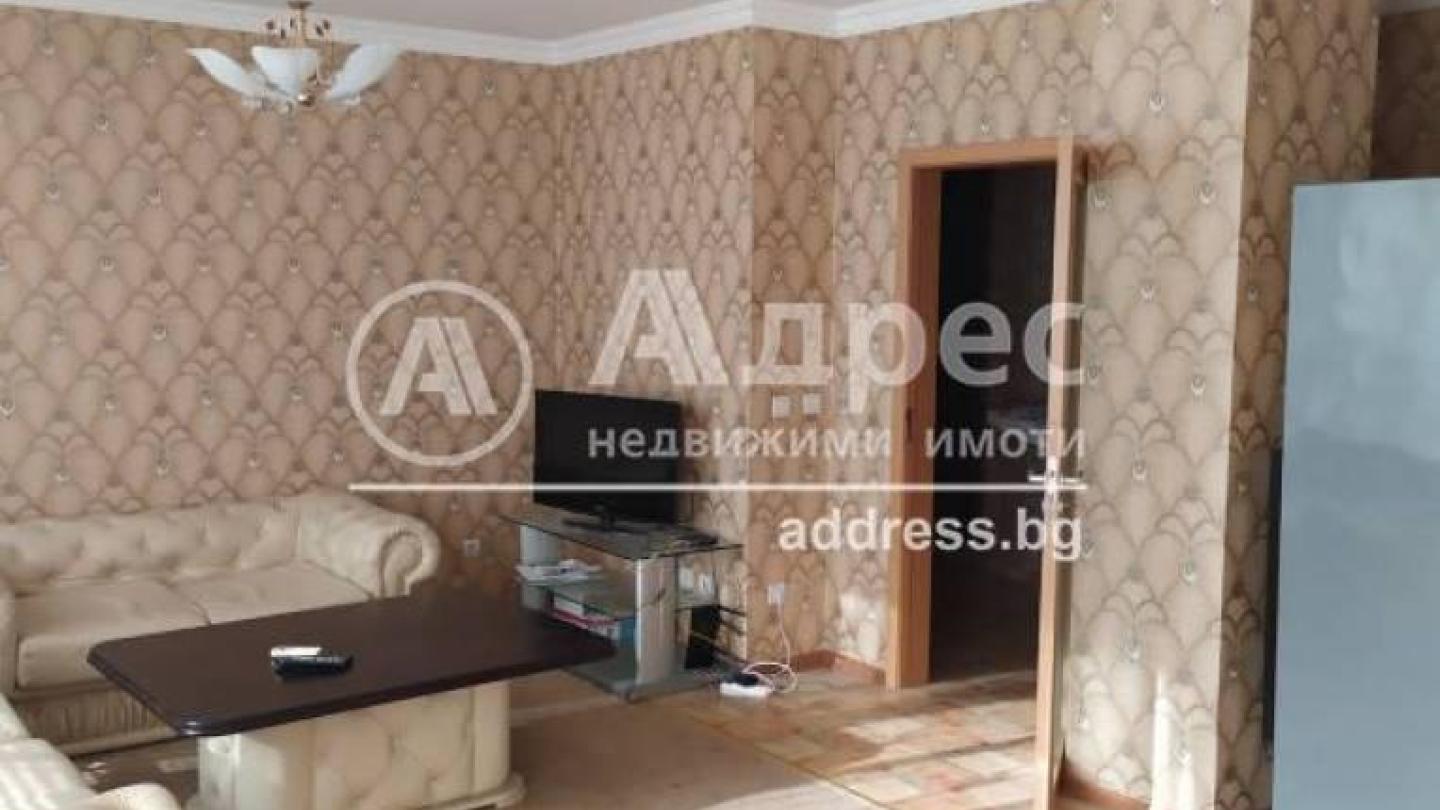 Fully Furnished 3-Bedroom Apartment in Royal City, Plovdiv - Image 1