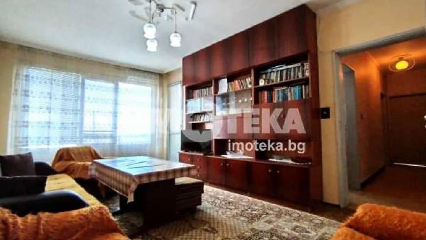 Spacious 3-Bedroom Apartment in Plovdiv's Christo Smirnenko District - Image 1