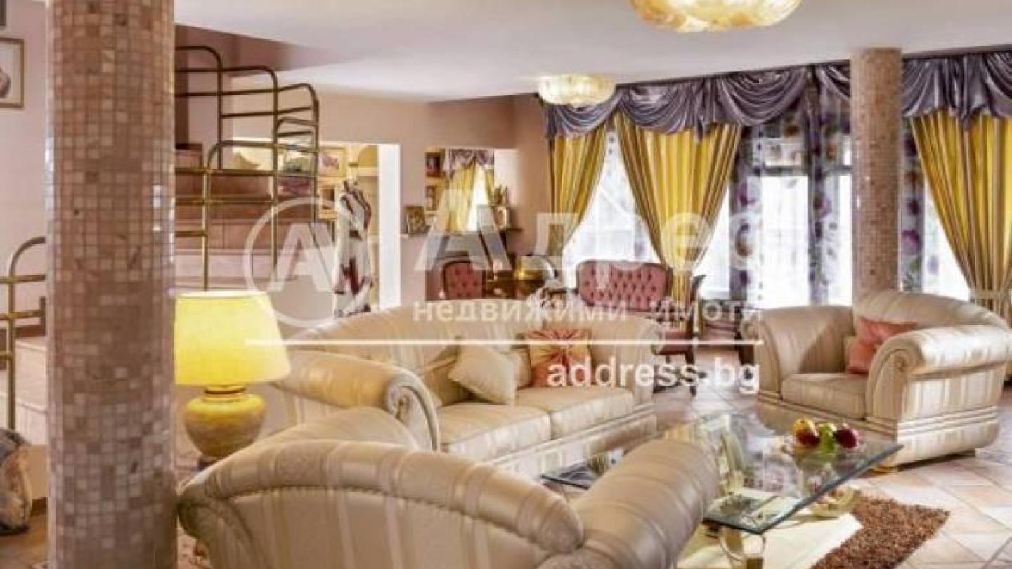 Spacious Fully Furnished Apartment with Park Views in Sofia - Image 1