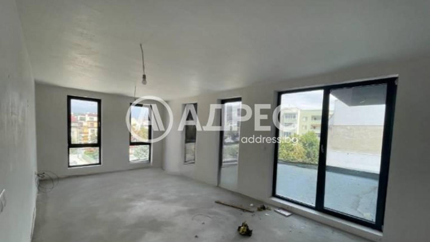 Spacious 3-Bedroom Apartment in Central Plovdiv with Modern Amenities - Image 1