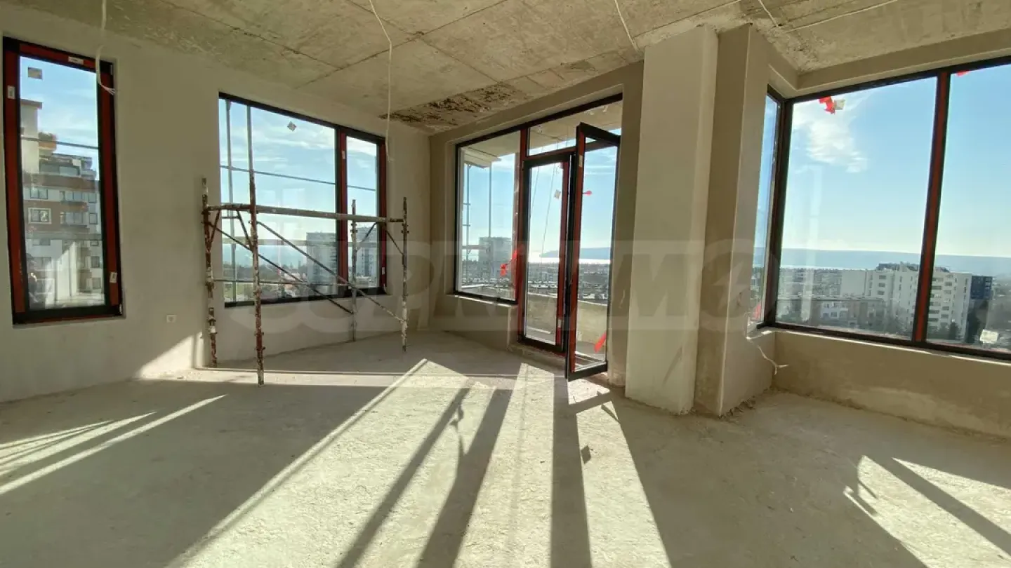 Spacious Varna Bay Apartment with Stunning Sea Views - Image 1