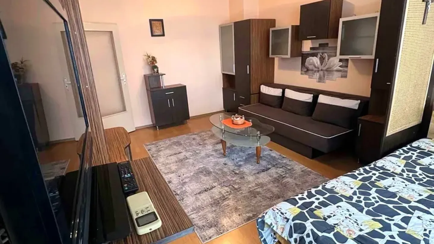 Fully Furnished 1-Bedroom Apartment in Varna's Vazrazhdane Quarter - Image 5