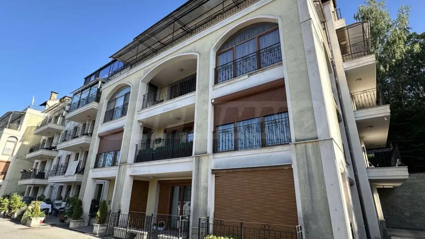 Spacious 3-Bedroom Apartment with Mountain & City Views - Image 1