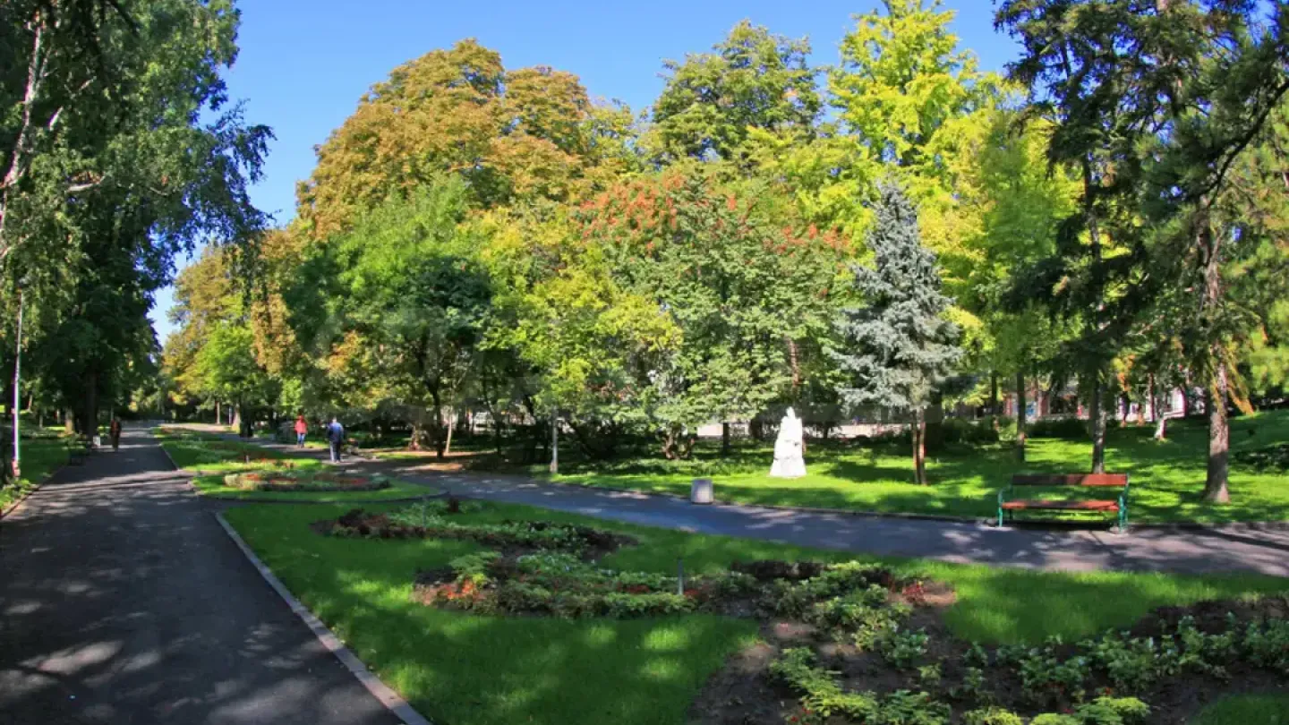 Spacious 3 Bed Apartment - Garden View, Plovdiv - Image 4