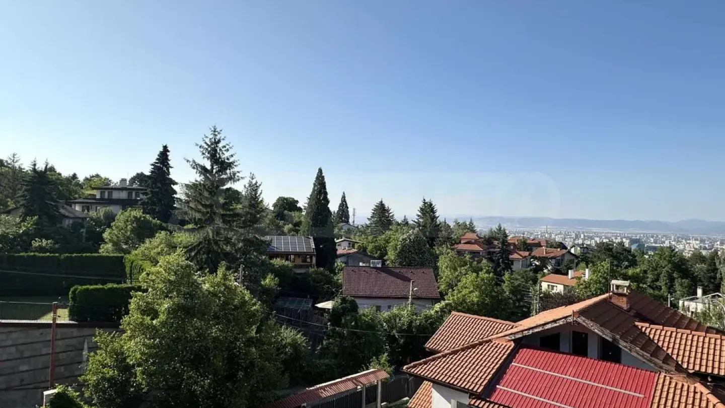 Spacious 3-Bedroom Apartment with Mountain & City Views - Image 5