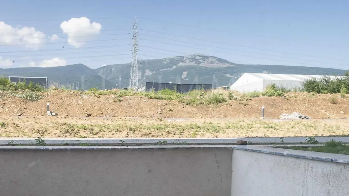 Spacious Apartment with Mountain Views & Garden Terrace - Image 4