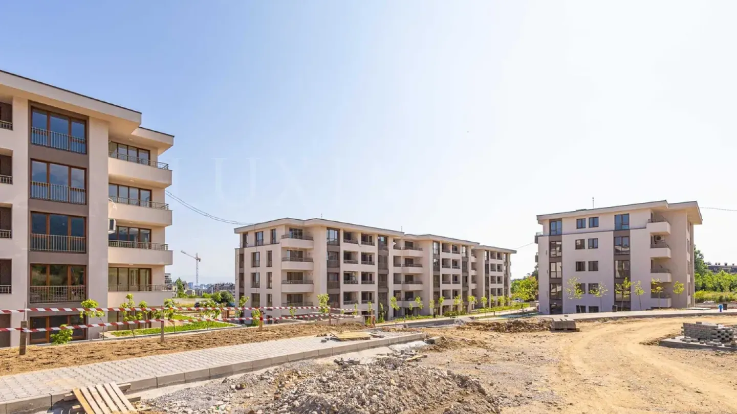 Spacious Apartment with Mountain Views & Garden Terrace - Image 5