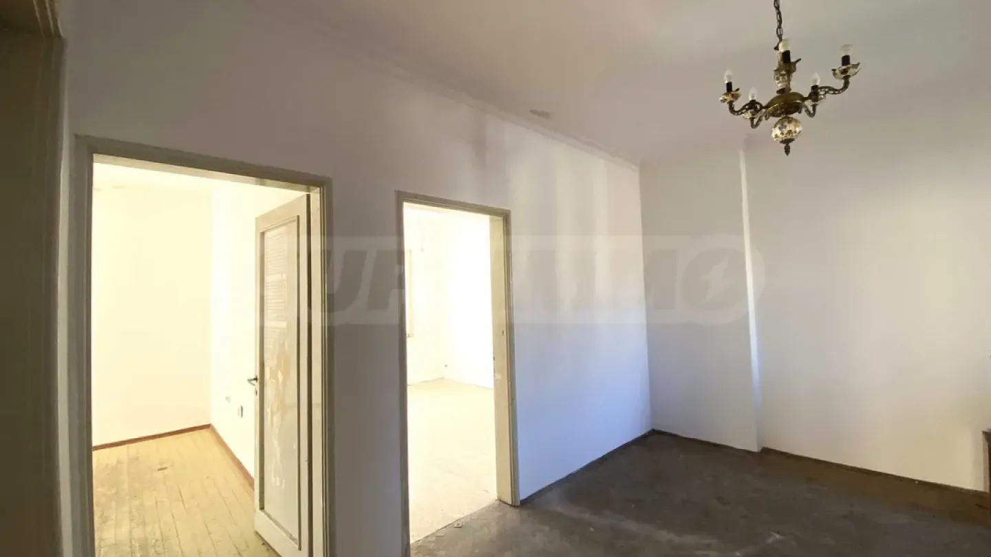 Spacious 3 Bed Apartment - Garden View, Plovdiv - Image 3