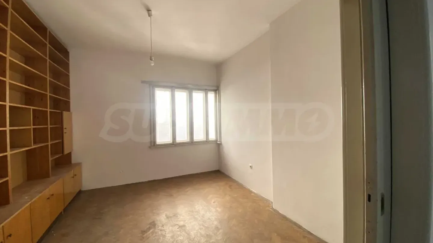 Spacious 3 Bed Apartment - Garden View, Plovdiv - Image 2