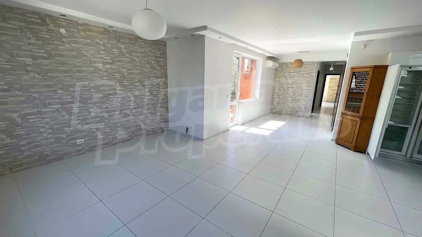 Spacious 3-Bedroom Apartment in Varna's Heart – Modern Living - Image 4