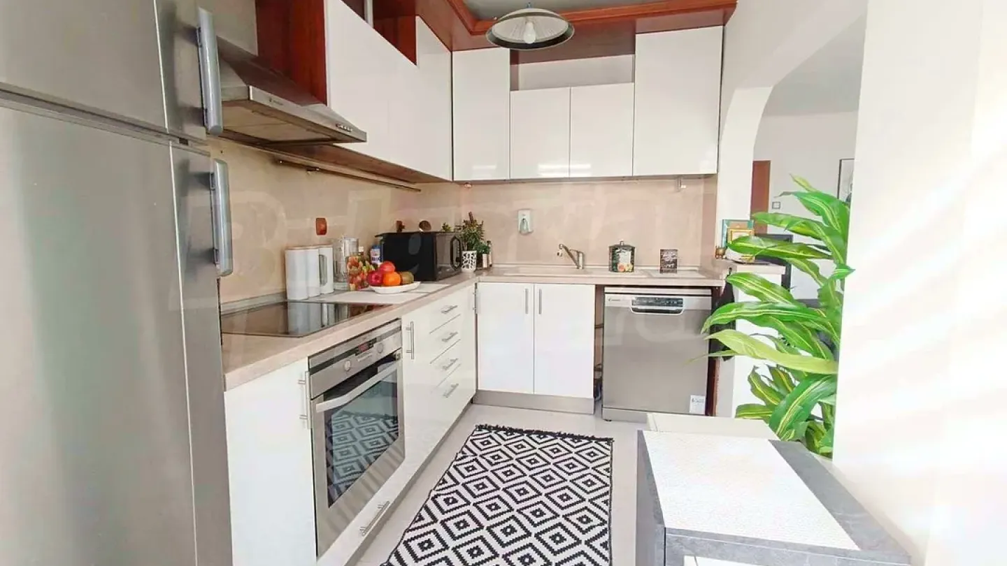 Spacious, Renovated Varna Apartment with Stunning Sea Views - Image 3