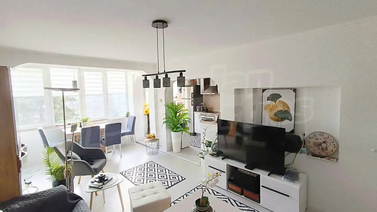 Spacious, Renovated Varna Apartment with Stunning Sea Views - Image 4