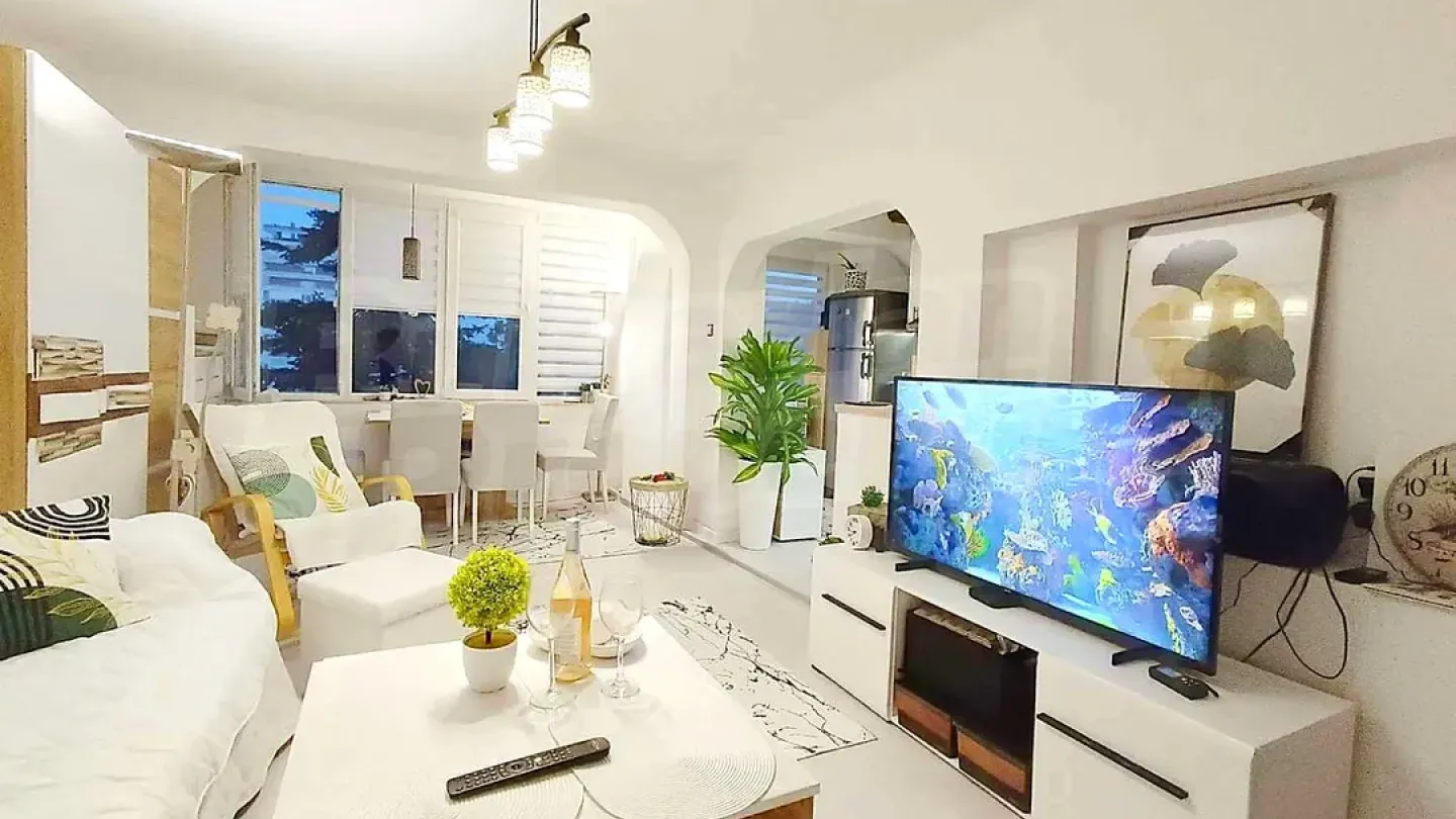 Spacious, Renovated Varna Apartment with Stunning Sea Views - Image 5