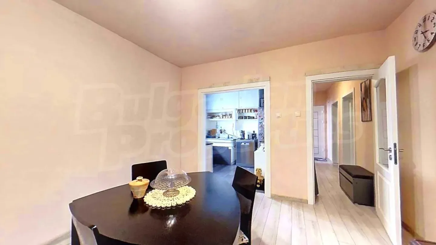 Spacious 3-Bedroom Brick Apartment Near Stara Zagora Schools - Image 4