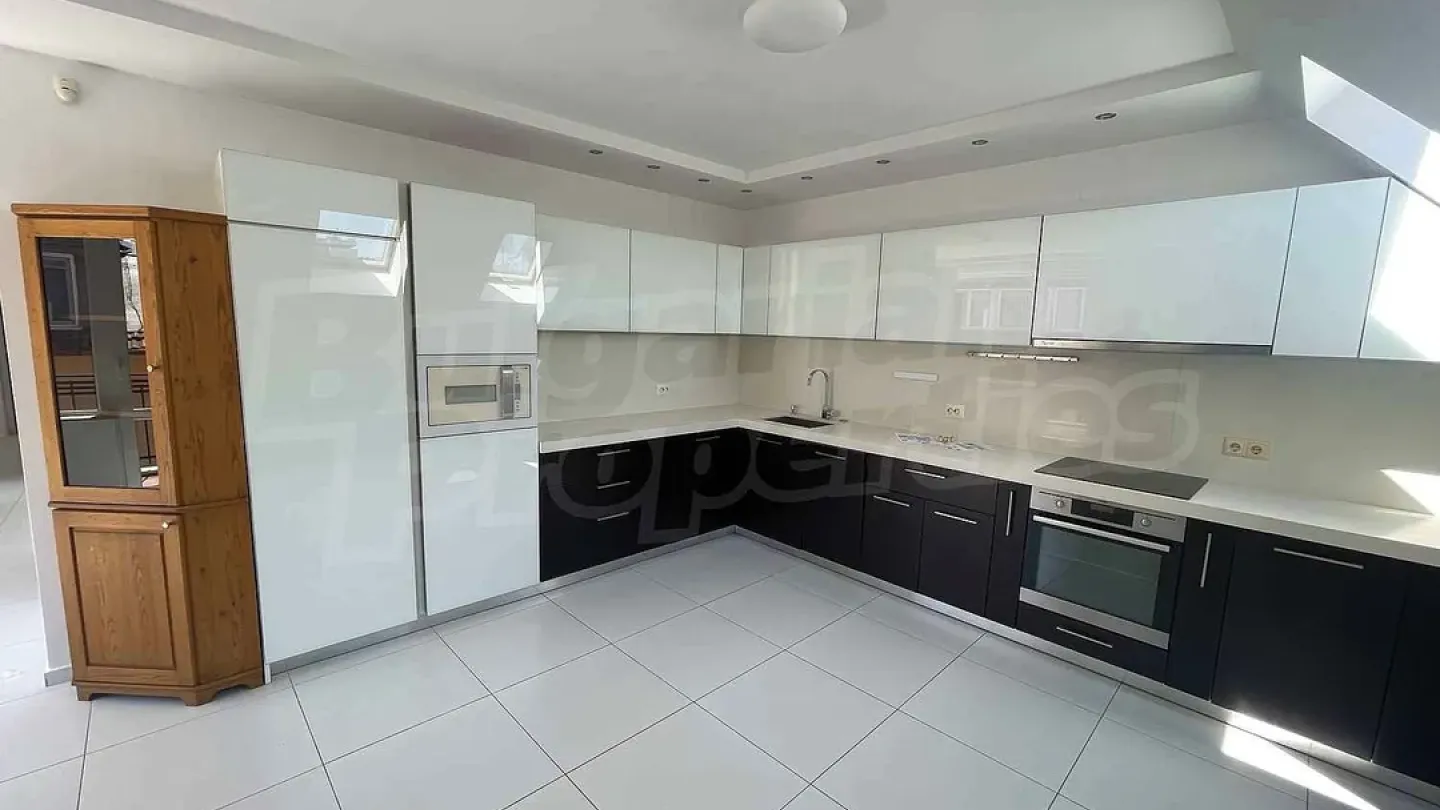 Spacious 3-Bedroom Apartment in Varna's Heart – Modern Living - Image 1