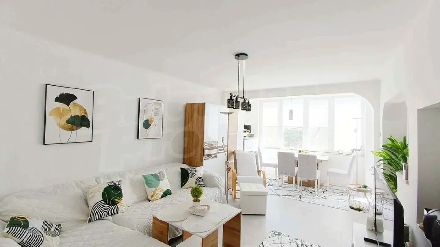 Spacious, Renovated Varna Apartment with Stunning Sea Views - Image 2
