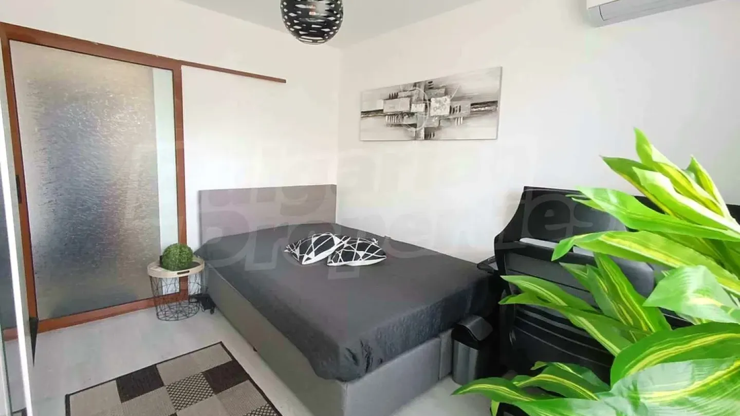 Spacious, Renovated Varna Apartment with Stunning Sea Views - Image 1