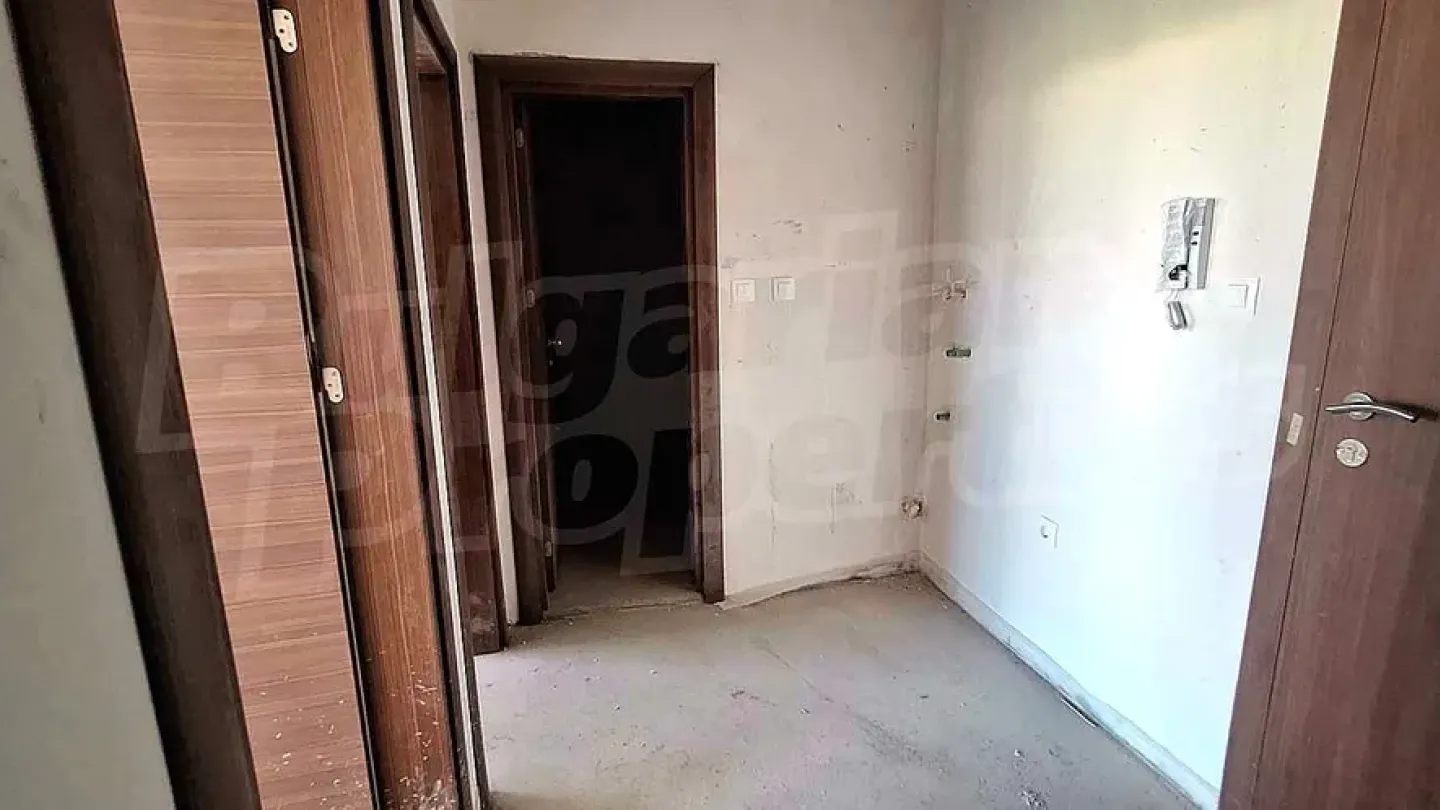 Spacious 2-Bed Apartment in Trakia, Plovdiv - Act 16 - Image 4
