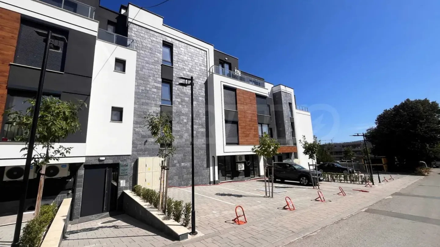 Spacious 1 Bed Apartment Near Burgas Beach - Image 2