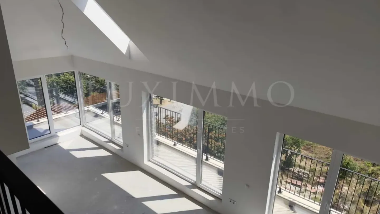 Spacious Penthouse with Terraces in Varna's Izgrev - Image 5