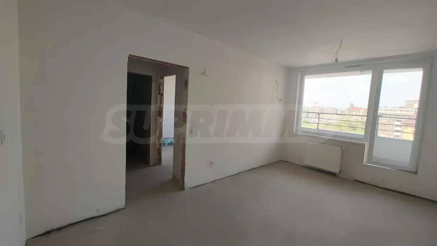 Spacious 2-Bedroom Apartment with Panoramic Views - Image 4