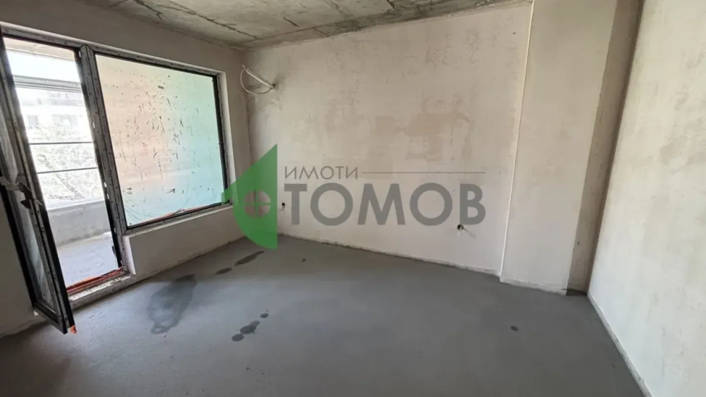 Spacious 4-Bedroom Apartment in Azimov Complex, Stara Zagora - Image 1