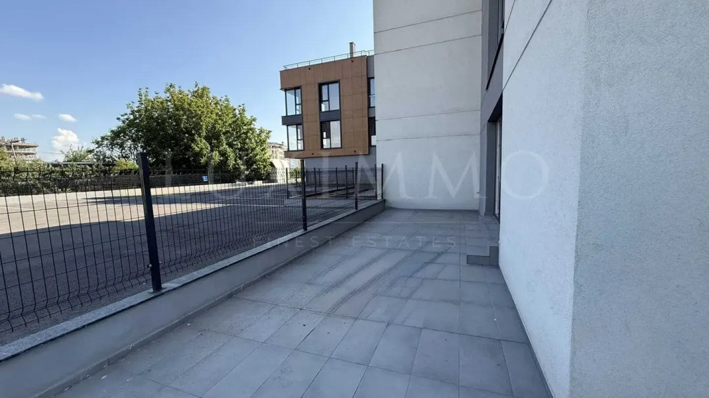 Spacious Ground Floor Apartment with Veranda in Plovdiv - Image 4