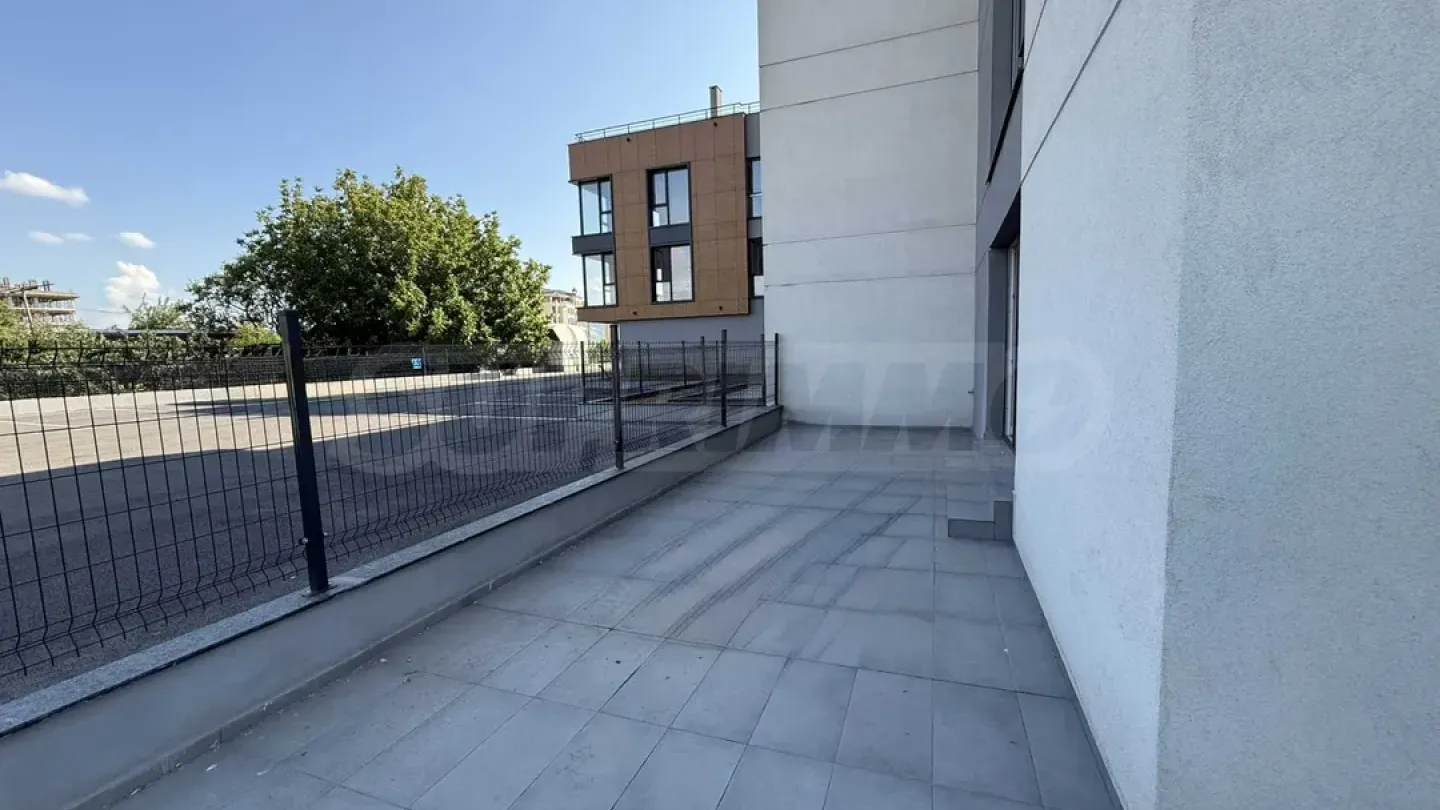 Spacious 3-Bedroom Apartment w/ Large Veranda - Image 1