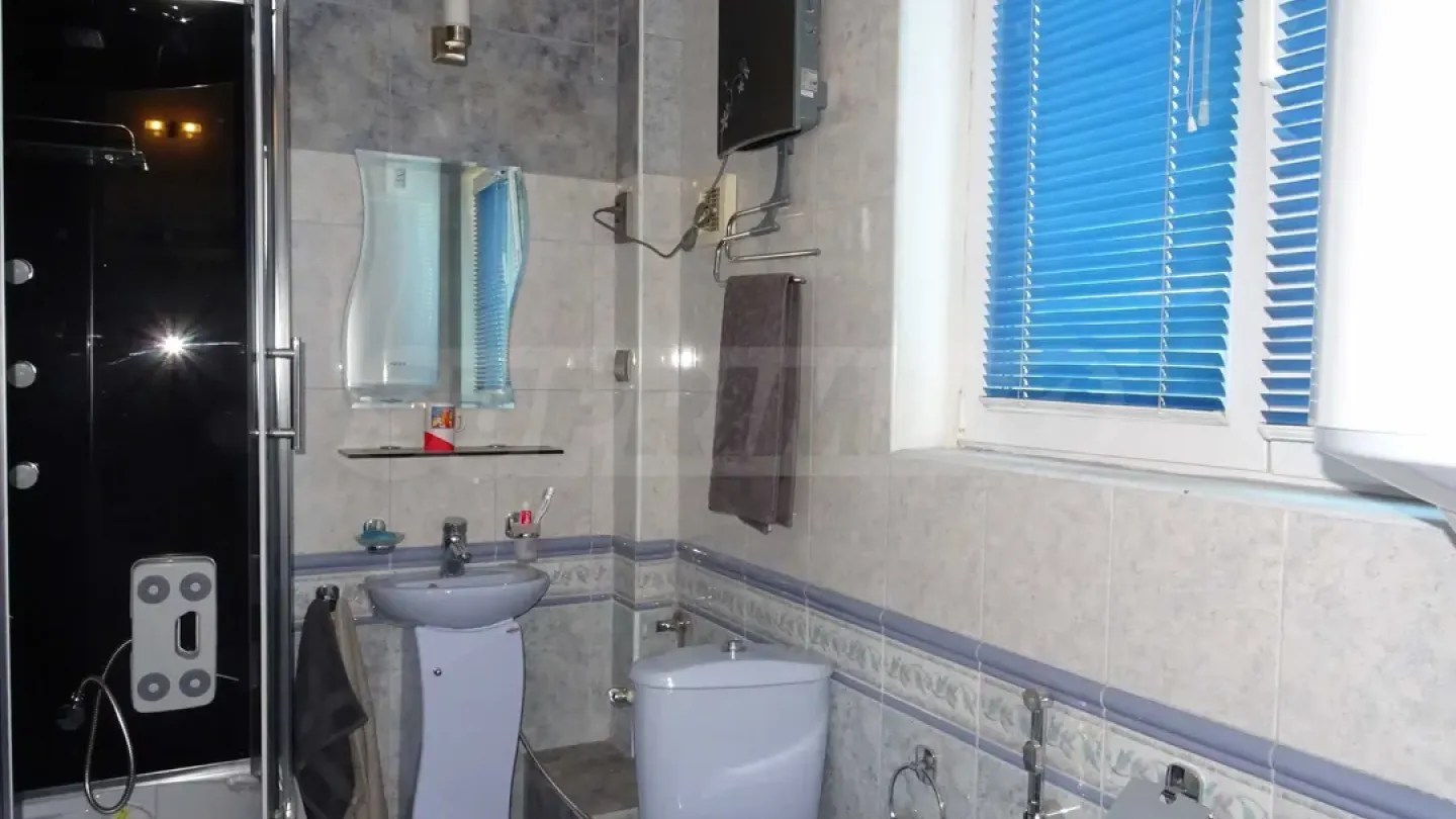 Spacious 3-Bedroom Apartment Near Varna University & City Center - Image 2
