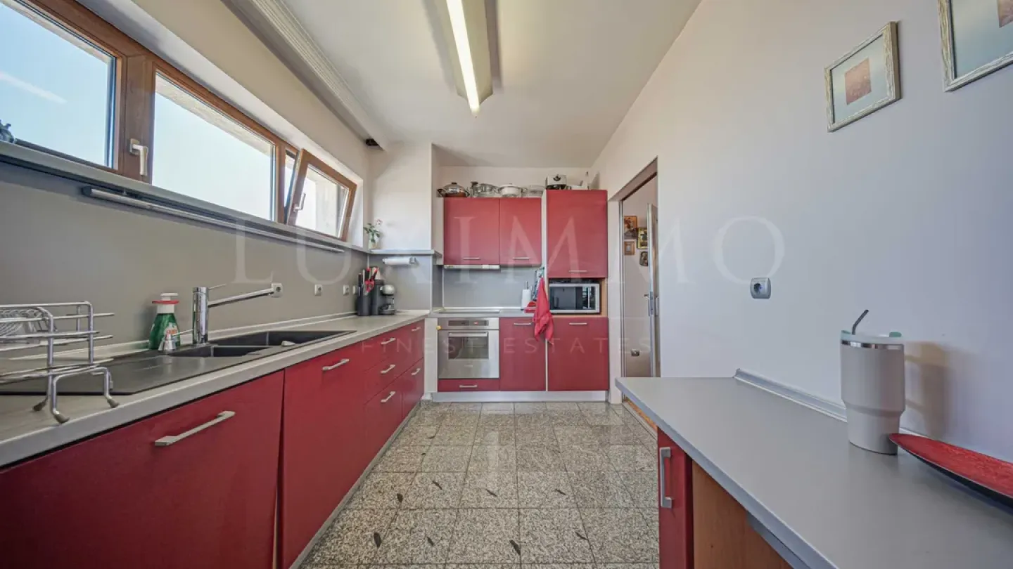 Spacious, Fully Furnished Apartment with Stunning City Views - Image 2