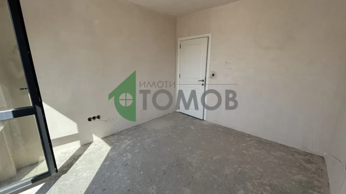Spacious 3-Bedroom Apartment Near Park in Stara Zagora - Image 5