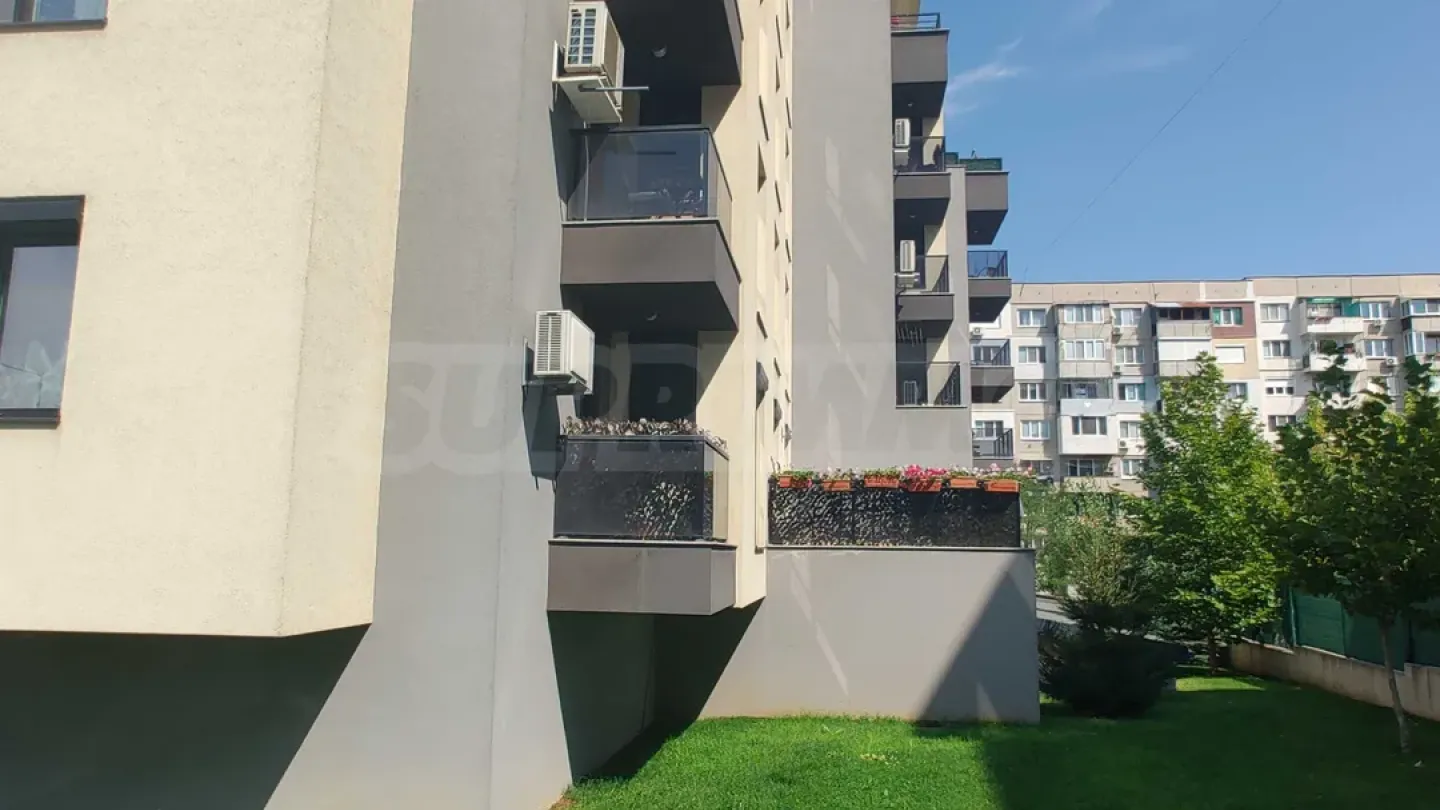 Spacious 2-Bedroom Apartment with Panoramic Views - Image 3