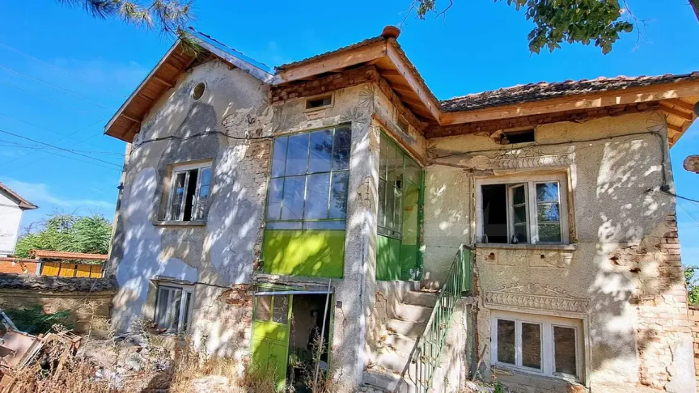Spacious House with Large Garden Near Pleven, Bulgaria - Image 5