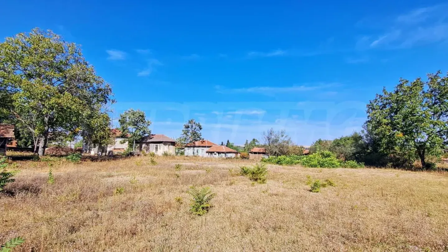 Spacious House with Large Garden Near Pleven, Bulgaria - Image 3