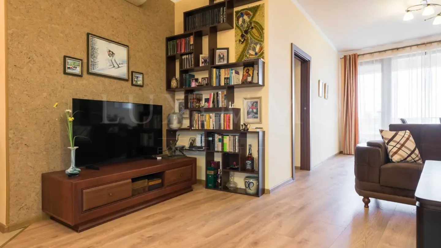 Sea Garden Varna: Luxurious 1-Bedroom Apartment with Sea View - Image 1