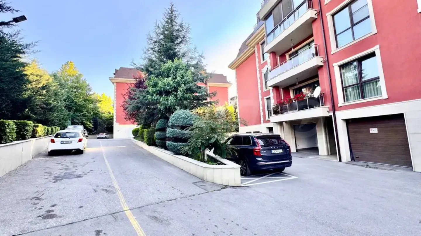 Luxurious 3-Bed Apartment with Mt. Vitosha View - Image 3