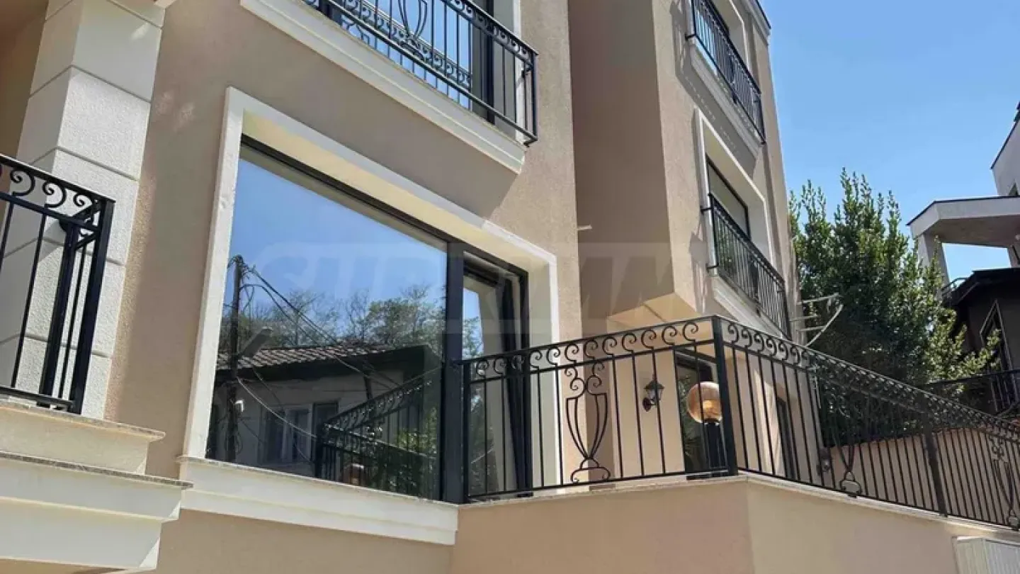 Elegant 1-Bedroom Apartment in Plovdiv's Heart - Image 1