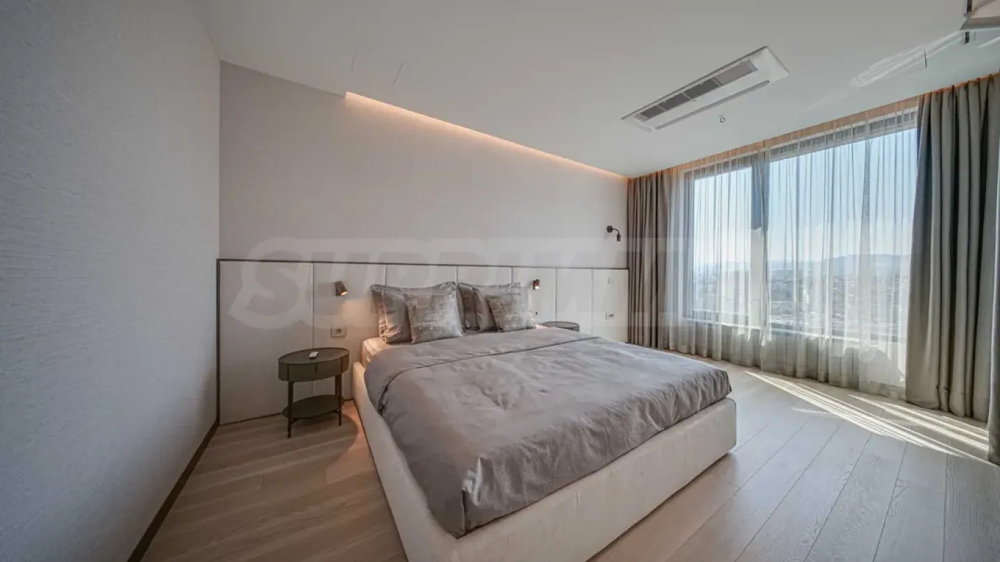 Luxurious Penthouse with Stunning Mountain Views - Image 3