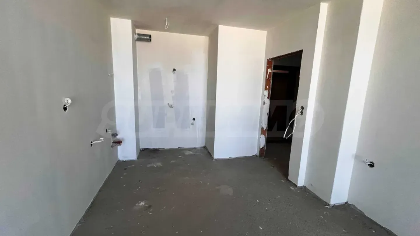 Spacious 1 Bed Apartment Near Burgas Beach - Image 1