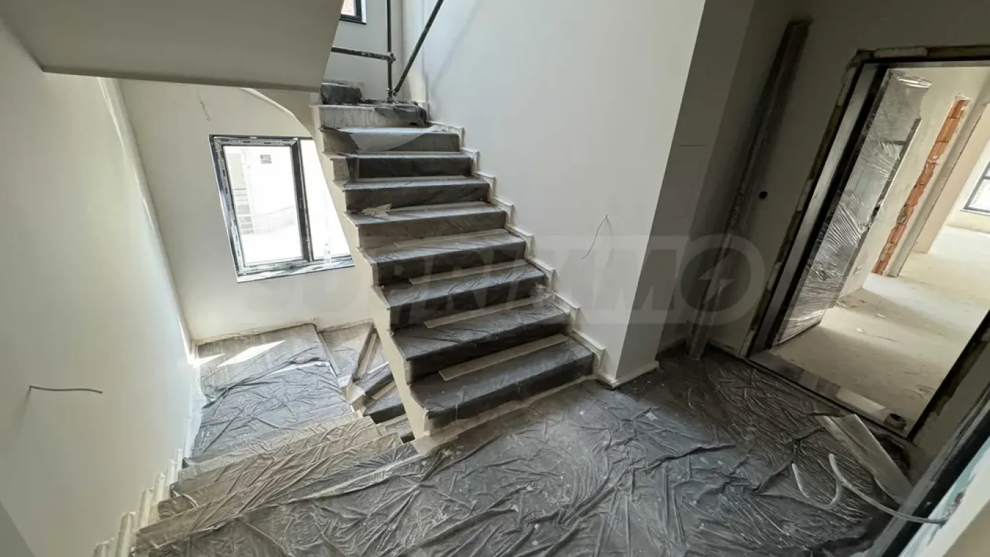 Spacious Three-Bedroom Apartment with Sea View in Varna - Image 4