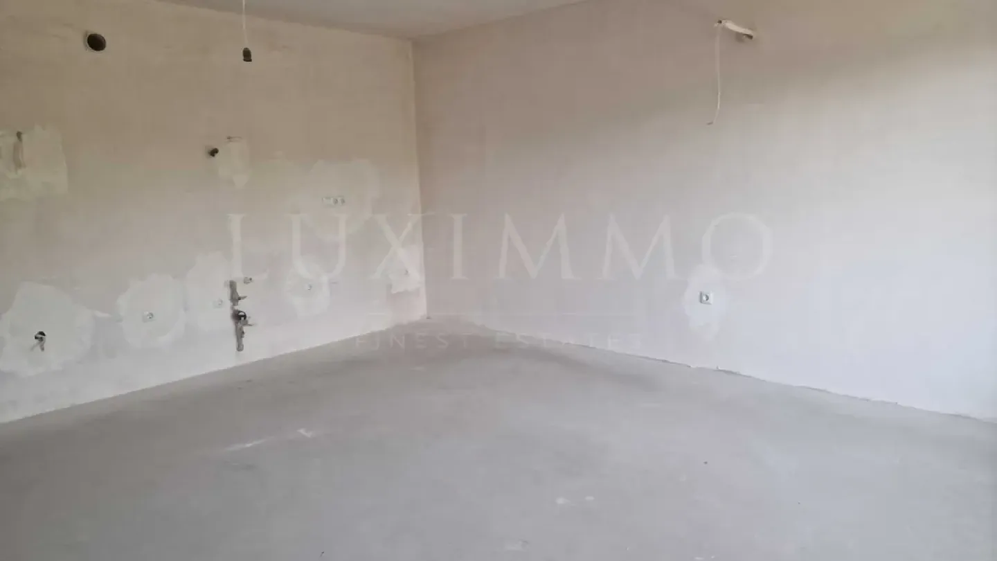 Spacious 2-Bed Apartment Near Cathedral in Modern Varna Building - Image 4