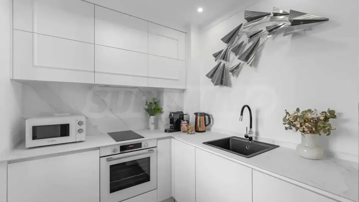 Luxurious Varna Apartment: 2-Room, Fully Furnished, Parking Included - Image 1