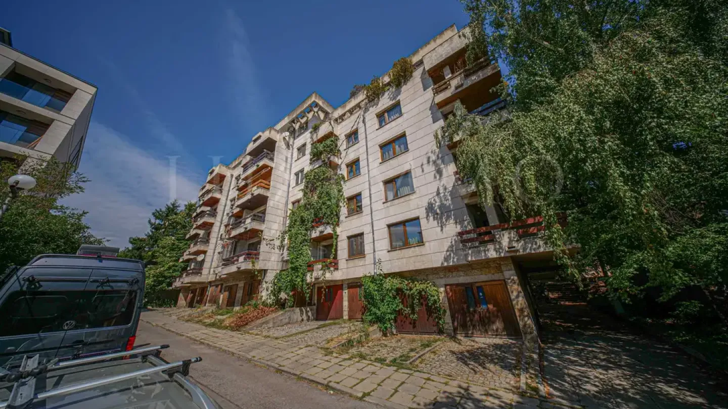 Stylish Apartment in Sofia with Garden & Modern Amenities - Image 2