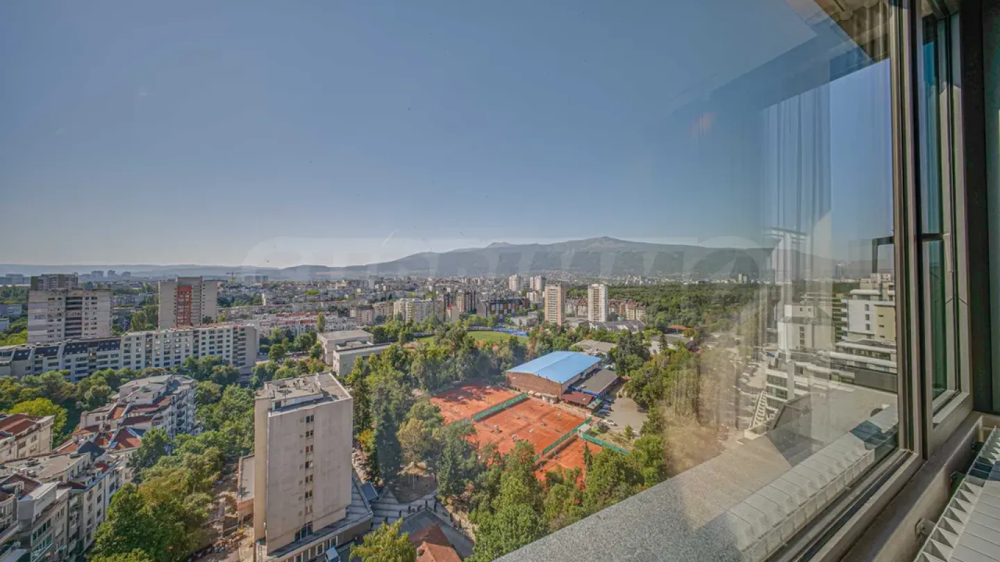 Luxurious Penthouse with Stunning Mountain Views - Image 4
